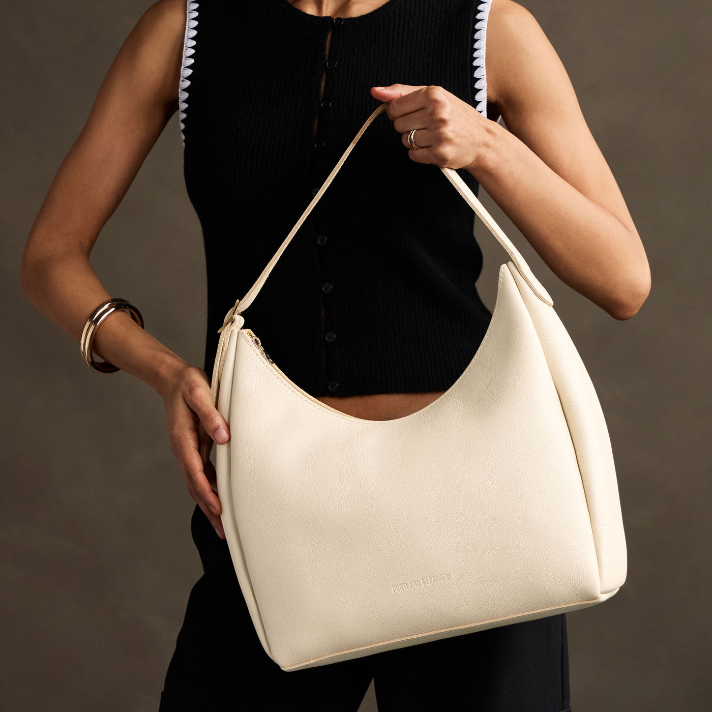 Pebbled Bone*Large | U-shaped, flat-bottomed leather shoulder bag with adjustable strap