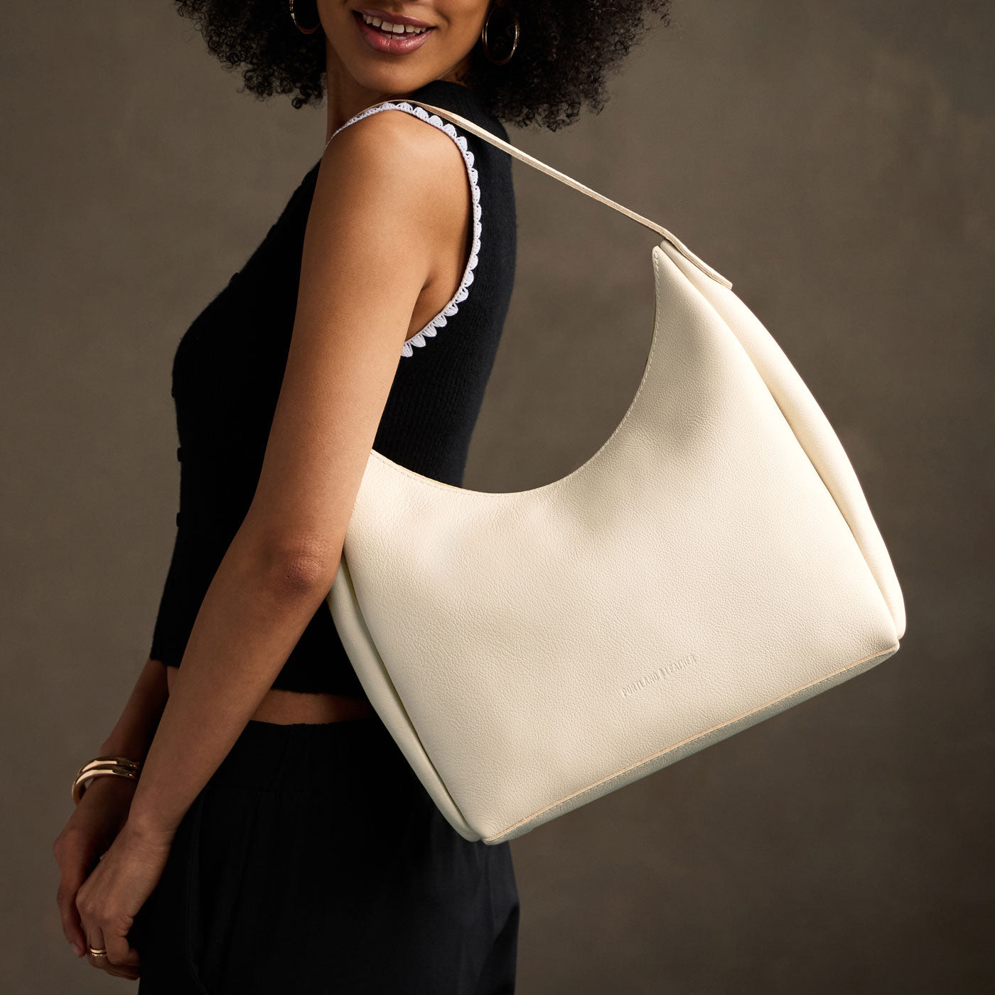 Pebbled Bone*Large | U-shaped, flat-bottomed leather shoulder bag with adjustable strap