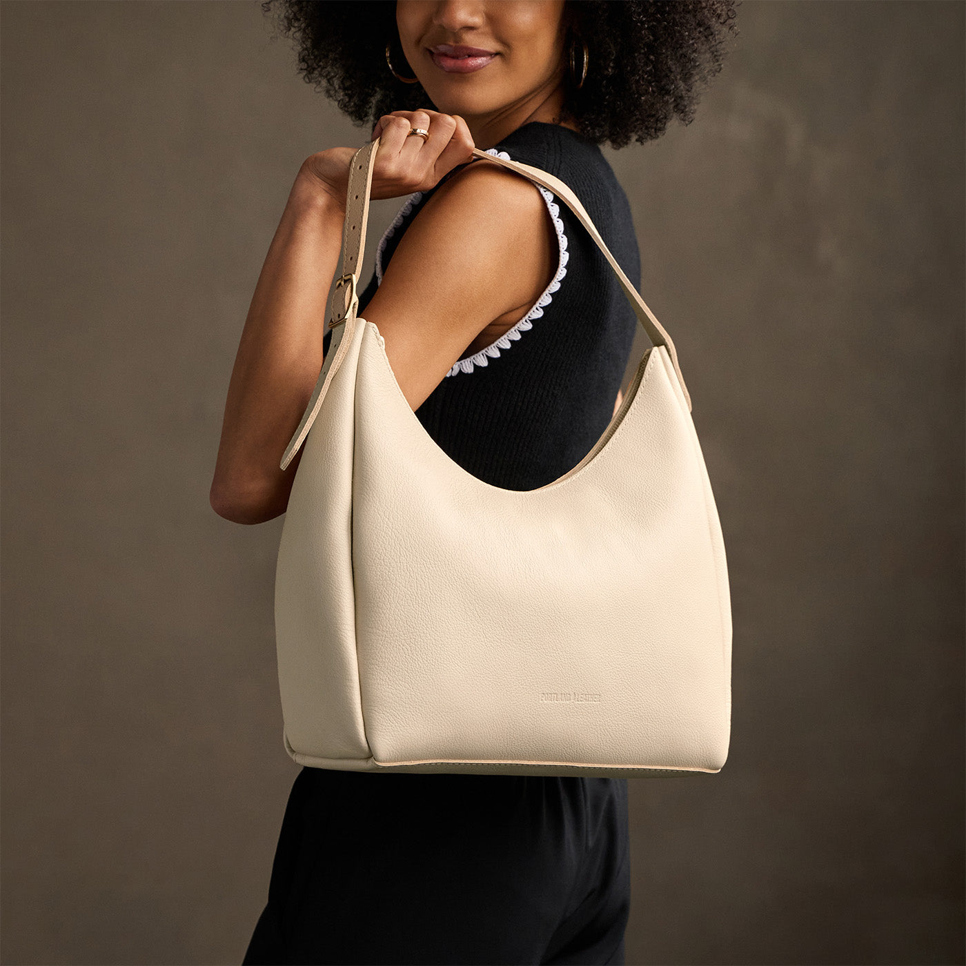 Pebbled Bone*Large | U-shaped, flat-bottomed leather shoulder bag with adjustable strap