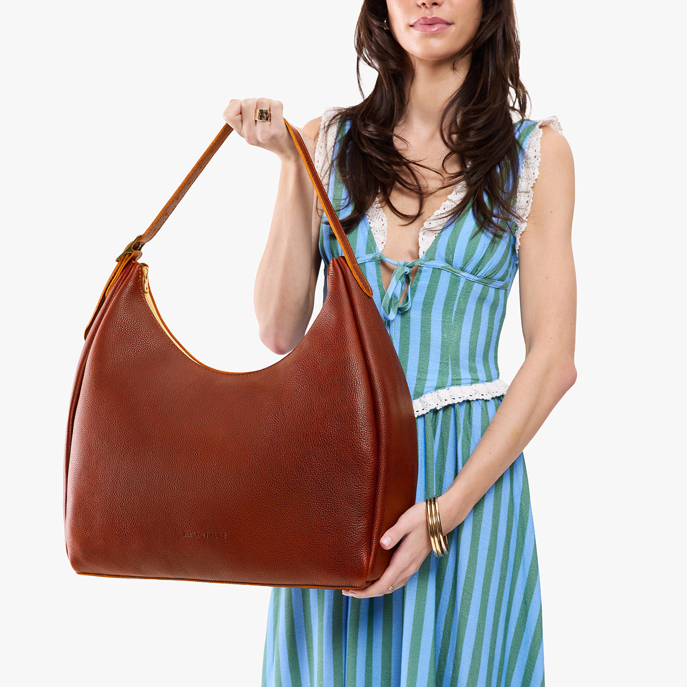 Nutmeg*Oversized | U-shaped, flat-bottomed leather shoulder bag with adjustable strap