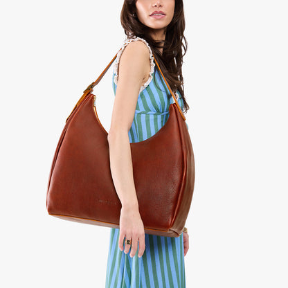 Nutmeg*Oversized | U-shaped, flat-bottomed leather shoulder bag with adjustable strap