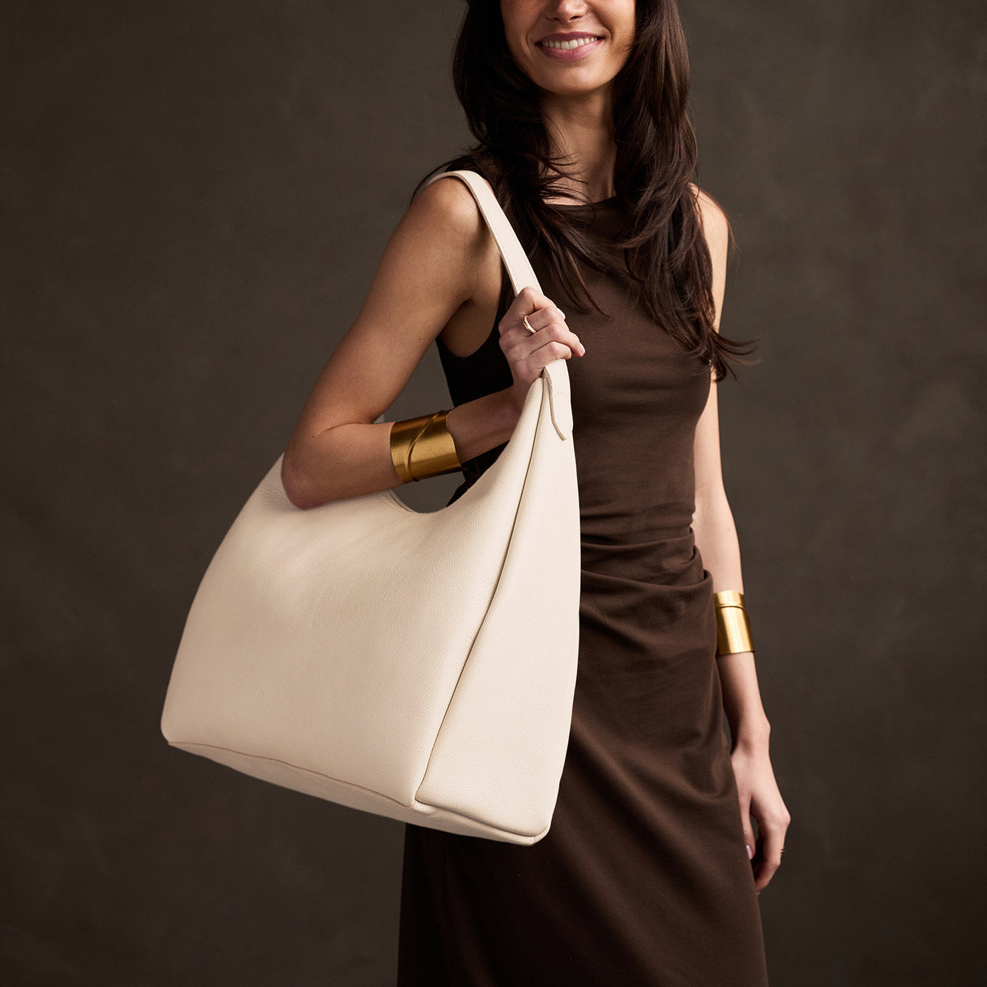 Pebbled Bone*Oversized | U-shaped, flat-bottomed leather shoulder bag with adjustable strap