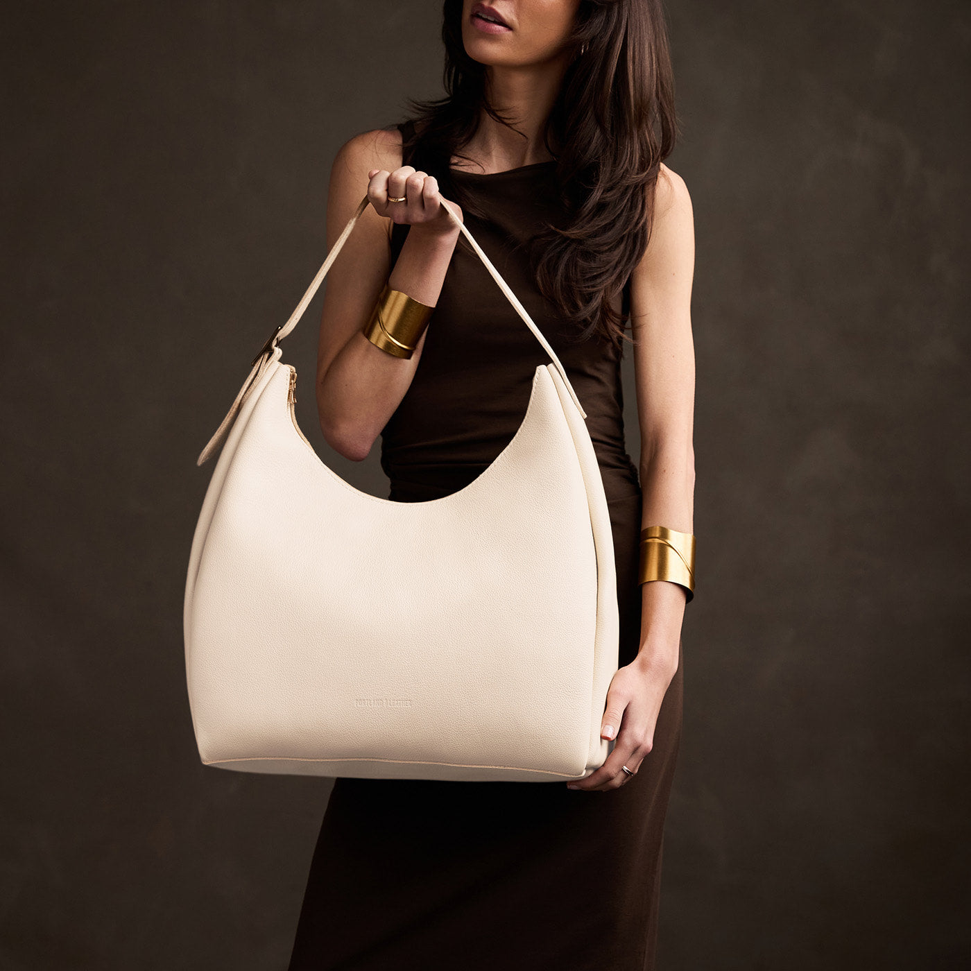 Pebbled Bone*Oversized | U-shaped, flat-bottomed leather shoulder bag with adjustable strap